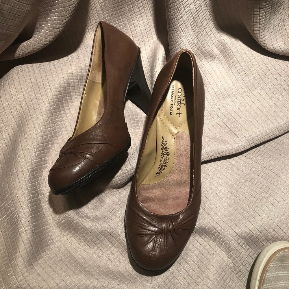 Strictly Comfort featuring memory foam, leather